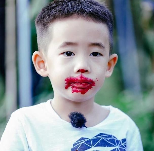 趣宝新闻-小小春吃火龙果满脸是“血”求救陈小春 - 趣宝网